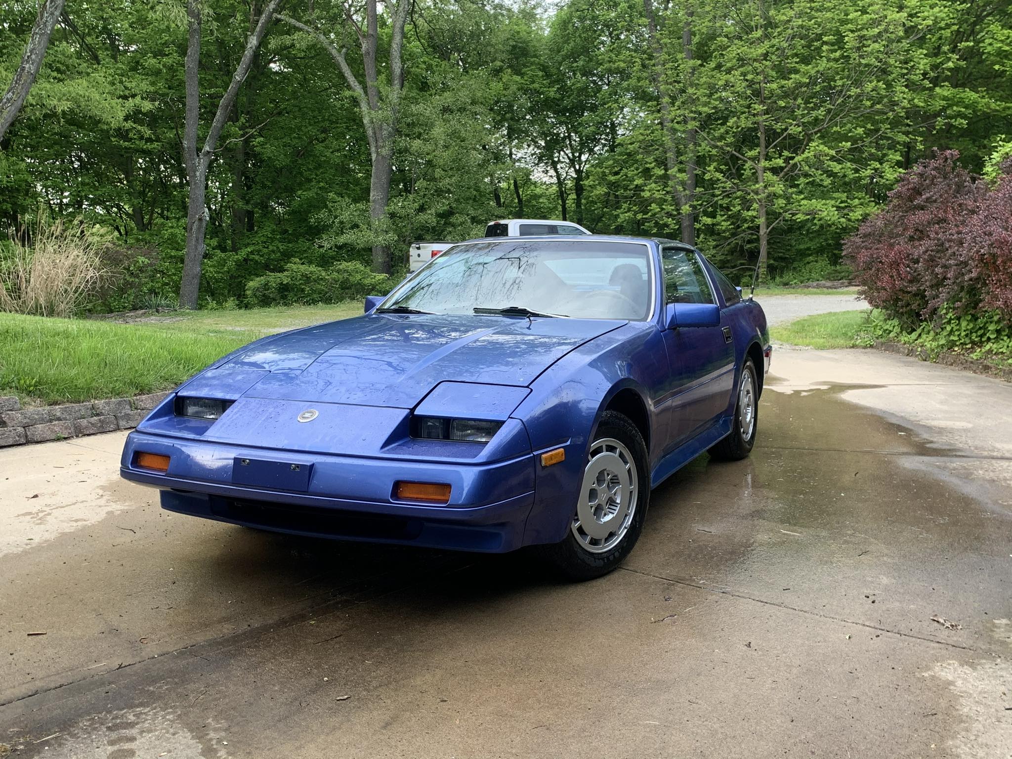 Mizumi, a blue 1986 Nissan 300ZX, parked in the driveway.